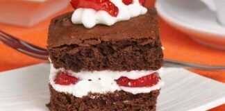 Ho aggiunto panna e fragole alla torta al cioccolato non lievitata ho servito un dolce incredibilmente delizioso evitando sprechi