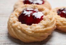 I biscotti li faccio con la frolla montata aggiungo la marmellata light e prendo per la gola tutti, solo 90 Kcal I biscotti li faccio con la frolla montata aggiungo la marmellata light e prendo per la gola tutti, solo 90 Kcal