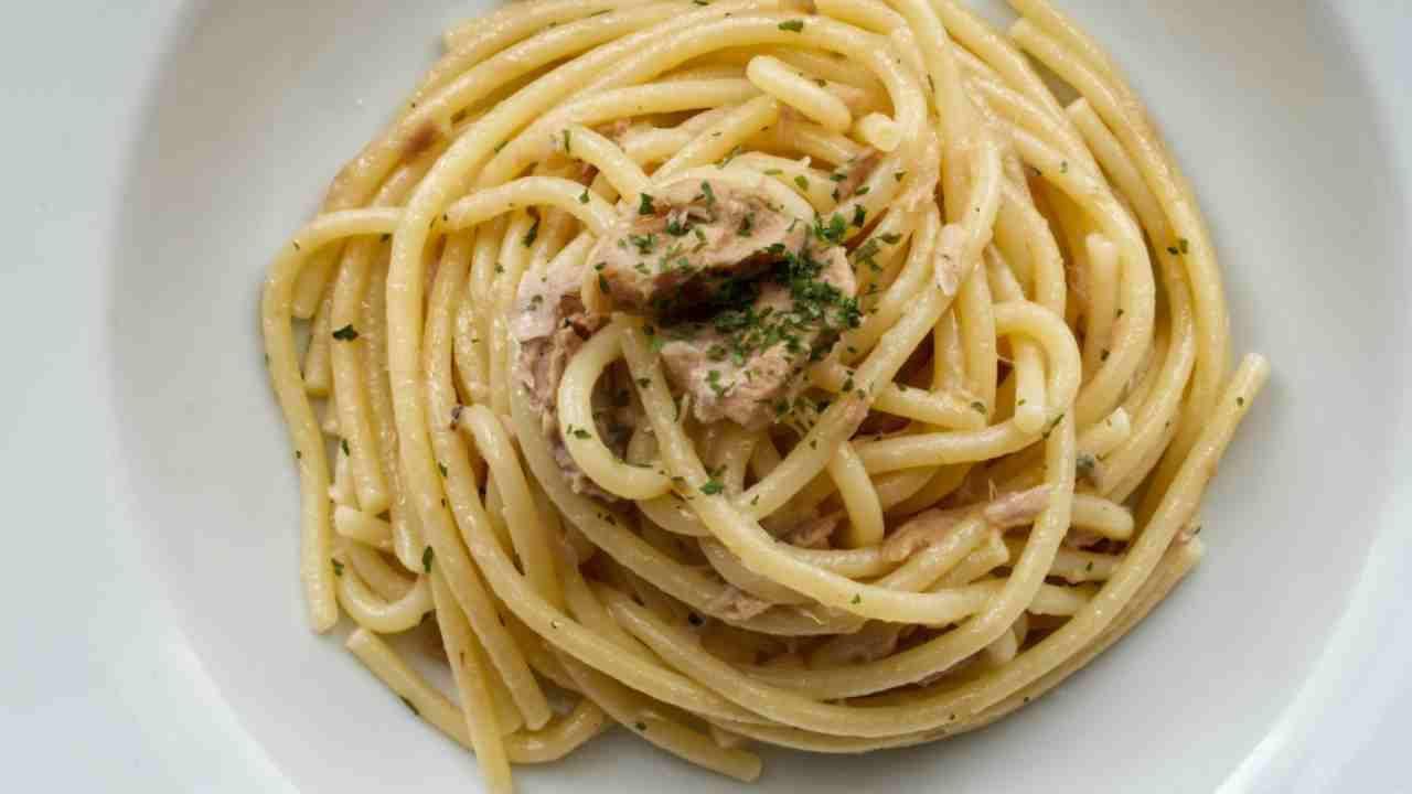 Spaghetti aglio e olio, io ci metto anche il tonno come fa mia mamma, in 10 minuti li metto in tavola e in un minuto spariscono