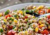 A pranzo leggeri con questa insalata di riso, ti bastano pochi ingredienti e addio calorie - RicettaSprint