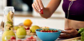 Promossa la frutta ogni giorno, ma se la mangi a questa ora scombini il tuo organismo - RicettaSprint