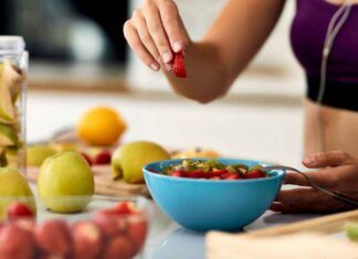 Promossa la frutta ogni giorno, ma se la mangi a questa ora scombini il tuo organismo - RicettaSprint