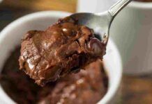 Con 3 minuti di forno a microonde mi preparo una mug cake al cioccolato light, la sto mangiando tutti i pomeriggi e non ingrasso