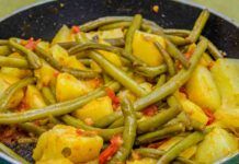 Contorno di fagiolini pomodorini e una patata, ho messo tutto in padella, potresti mangiarlo tutte le sere solo 170 kcal Non avevo idee per cena ho preso 2 patate dei pomodorini e fagiolini, ho messo tutto in padella, ho fatto un contorno da leccarsi i baffi
