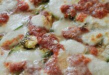 Non è la solita parmigiana di zucchine la mia ha tanti strati di bontà che stende tutti sin dal primo assaggio in 10 minuti la preparo Non è la solita parmigiana di zucchine la mia ha tanti strati di bontà che stende tutti sin dal primo assaggio in 10 minuti