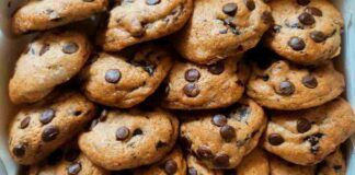 Non sono perfetti i miei biscotti con gocce di cioccolato ma sono saporitissimi nulla da invidiare a quelli comprati in pasticceria