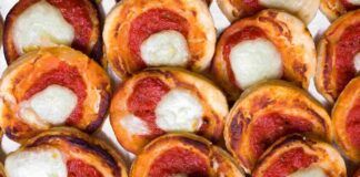 Pizzette delle feste le fai in soli 5 minuti e senza lievitazione, non arrivano neanche a tavola, spariscono appena sfornate