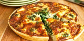 Cena veloce senza lamenti, preparo una torta salata dall'impasto facile e il ripieno cremoso per conquistare tutta la famiglia - RicettaSprint