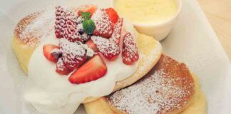 Rendi speciale e super golosi i pancake, basta aggiungerci delle fragole e della crema al latte, ti conquisteranno