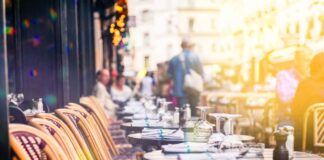 Il cofano come tavolo apparecchiato davanti al ristorante, vendetta contro l'automobilista indisciplinato FOTO
