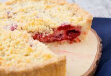 Ho preparato una sbriciolata di fragole molto mature, stavano andando a male, ha fatto un successone con un ciuffo di panna fresca