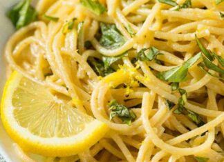 Spaghetti della zitella ma senza tonno, la variante da mangiare tutti i giorni in estate - RicettaSprint