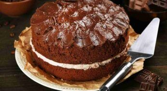 Preparo una torta tenerina al cioccolato con un po’ di crema al latte, la merenda preferita di mio figlio