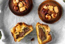 Faccio un tortino di nocciole caldo altro che quello al cioccolato, se lo divorano in un secondo in casa mia Tortine di nocciole e nutella: cuore cremoso e caldo con una copertura croccante e irresistibile, uno non ti basta devi fare il bis