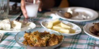 Tovaglia sporca con olio e altri alimenti, puliscila fino in fondo con il rimedio della nonna - RicettaSprint