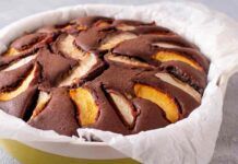 Una bottiglia e 2 pesche per preparare questa torta ipocalorica solo 90 Kcal a fetta, non sporchi nulla e la cucini direttamente in friggitrice ad aria