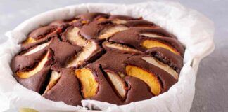 Una bottiglia e 2 pesche per preparare questa torta ipocalorica solo 90 Kcal a fetta, non sporchi nulla e la cucini direttamente in friggitrice ad aria