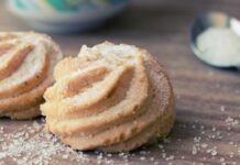 Oggi biscottini leggerissimi di frolla montata: golosi da sciogliersi in bocca profumatissimi al limone e senza zucchero, solo 60 kcal, cosa vuoi di più!