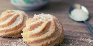 Oggi biscottini leggerissimi di frolla montata: golosi da sciogliersi in bocca profumatissimi al limone e senza zucchero, solo 60 kcal, cosa vuoi di più!