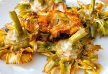 Con gli ultimi carciofi, ho fatto dei fiori fritti croccantissimi, sono spariti in un attimo quando li ho messi in tavola Con gli ultimi carciofi, ho fatto dei fiori fritti croccantissimi, sono spariti in un attimo quando li ho messi in tavola