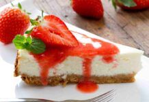 Ho amici a cena, faccio subito una cheesecake cocco e fragole: spendo poco, zero forno e faccio un figurone
