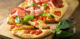 Cena veloce dopo il lavoro, basta stress, prepara in padella la focaccia speck e pomodorini, in 5 minuti e ti godi il tuo relax!