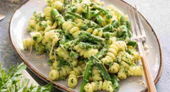 Metti in padella un pugno di fagiolini con aglio olio e peperoncino: ci condisci la pasta, vedi che ti mangi