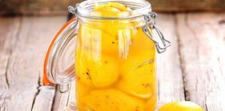 Nonna sapeva preparare tutta la frutta sciroppata, ma i suoi limoni erano pazzeschi, con la sua ricetta oggi li faccio anch'io e sono perfetti!