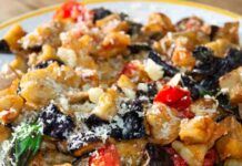Preparo le melanzane a funghetto al parmigiano: non friggo nulla, inforno e le servo calde, solo 200 kcal melanzane a funghetto al parmigiano