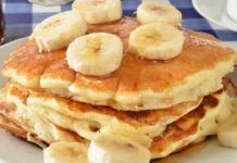 Pancake pure tutti i giorni tanto non hanno uova e nemmeno zucchero: con 1 yogurt e 1 banana fa colazione tutta la famiglia