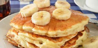 Pancake pure tutti i giorni tanto non hanno uova e nemmeno zucchero: con 1 yogurt e 1 banana fa colazione tutta la famiglia