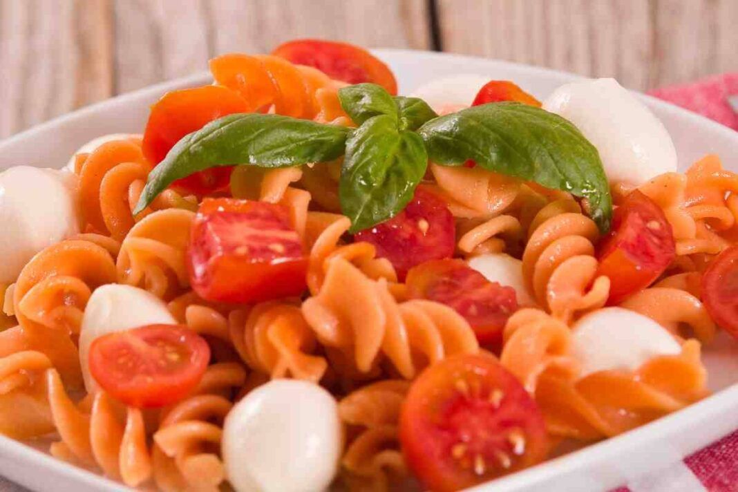 Preparo una pasta alla crudaiola che tutti mi invidiano: la ricetta é ...