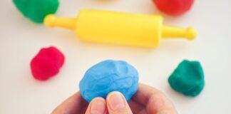 "Mamma giochiamo con la plastilina?" Preparo la pasta di sale, io la chiamo plastilina fai da te, li accontento senza spendere 1 euro!
