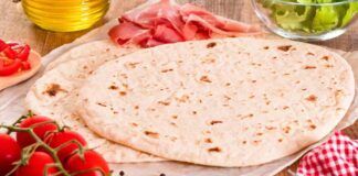 Ti vuoi sbarazzare dello yogurt in scadenza senza per forza fare dolci? Con questa ricetta prepari delle piadine pazzesche!