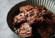 Dolcetti al rum dopo cena, questa volta li ho fatti io e tutti mi hanno chiesto il bis, uno tira l’altro Dolcetti al rum dopo cena, questa volta li ho fatti io e tutti mi hanno chiesto il bis, uno tira l'altro - RicettaSprint