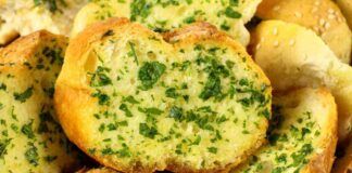 Bruschette di pane all'olio ed erbe una sfiziosa ghiottoneria da servire come antipasto, pronte in 5 minuti