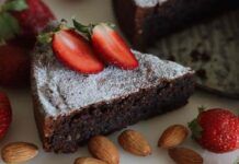 Ti piace la torta caprese? A tutto quel cioccolato e la croccantezza delle mandorle ci aggiungo fragole e arancia, ora si che è pazzesca!