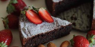 Ti piace la torta caprese? A tutto quel cioccolato e la croccantezza delle mandorle ci aggiungo fragole e arancia, ora si che è pazzesca!