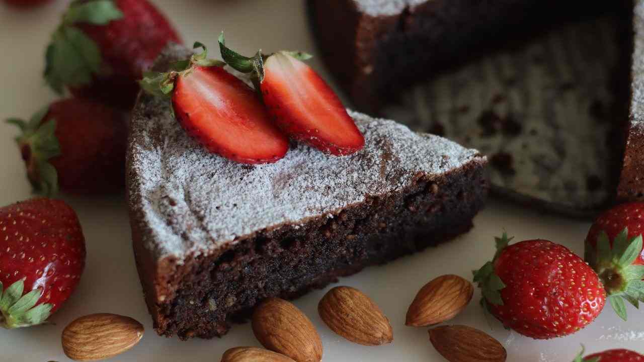 Ti piace la torta caprese? A tutto quel cioccolato e la croccantezza delle mandorle ci aggiungo fragole e arancia, ora si che è pazzesca!