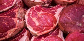 Lavare la carne rossa prima di cuocerla è bene oppure no?