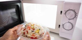 Forno a microonde e rilascio di microplastiche, studio conferma che ci sono rischi