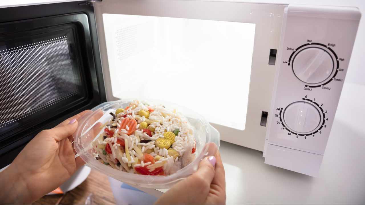 Microwave oven, Italian analysis reveals the hazards between its use and microplastics