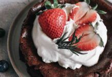 Da quando ho provato la torta al cioccolato e fragole non mangio altro dopo cena solo 180 Kcal, ho chiuso con i sensi di colpa Da quando ho provato la torta al cioccolato e fragole non mangio altro dopo cena solo 180 Kcal, ho chiuso con i sensi di colpa