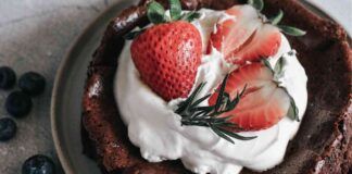 Da quando ho provato la torta al cioccolato e fragole non mangio altro dopo cena solo 180 Kcal, ho chiuso con i sensi di colpa