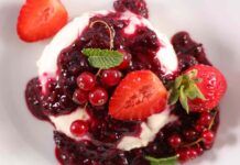 Dolce al cucchiaio ai frutti di bosco con meno di 90 kcal, sparisce in un lampo Dolce al cucchiaio ai frutti di bosco con meno di 90 kcal, sparisce in un lampo