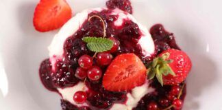 Dolce al cucchiaio ai frutti di bosco con meno di 90 kcal, sparisce in un lampo