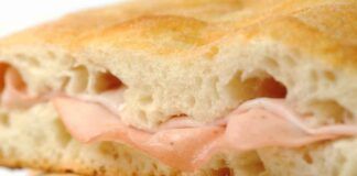 Al posto del pane ho servito una focaccia “zozza”, bella oleosa e che con la mortazza fa cuore e gola