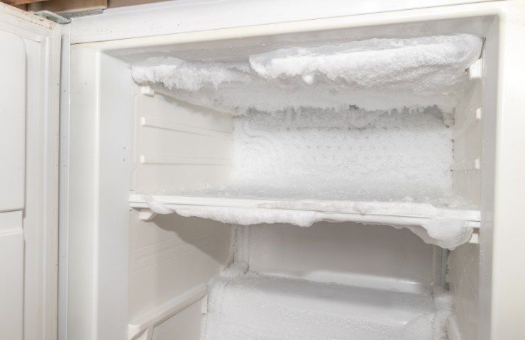 Ghiaccio nel freezer come evitarne la formazione senza alcun danno