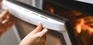Griglia del forno sporca e piena di grasso, nessuno te lo dice ma puoi pulirla solo così - RicettaSprint