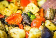 Ero rimasta con qualche patata e pochissime verdure, ho messo tutto in padella ho fatto un contorno TOP Ho qualche patata e poche verdure metto in padella e servo un contorno che spacca